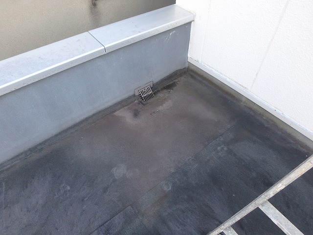 屋上の排水ドレンからの雨漏り
