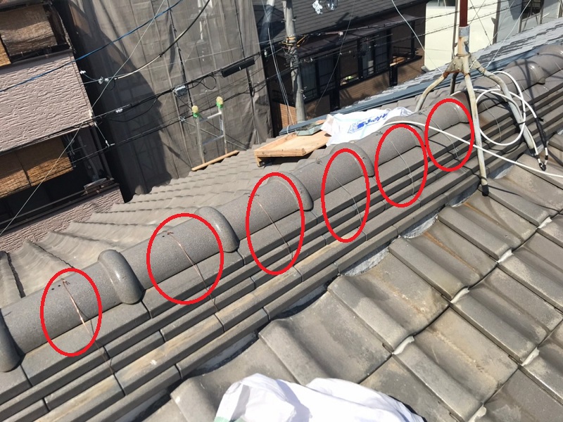 河内長野市　棟瓦のズレを取り直し工事で屋根修繕　工程4.棟瓦を銅線で固定