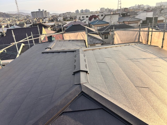 八尾市神宮寺の戸建て住宅 スーパーガルテクトのカバー工法 棟板金設置まで完了した屋根の完成全景