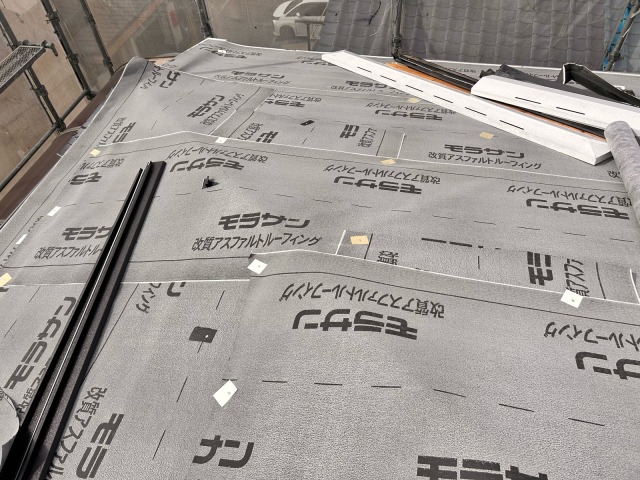 八尾市神宮寺の戸建て住宅 スーパーガルテクトのカバー工法 軒先からガルテクトの葺き始めの様子