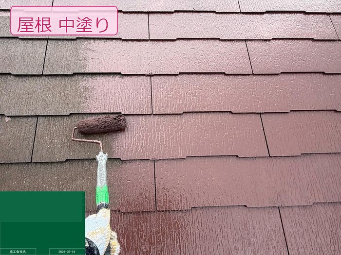八尾市 スレート屋根の中塗り作業中（ファインパーフェクトベスト）