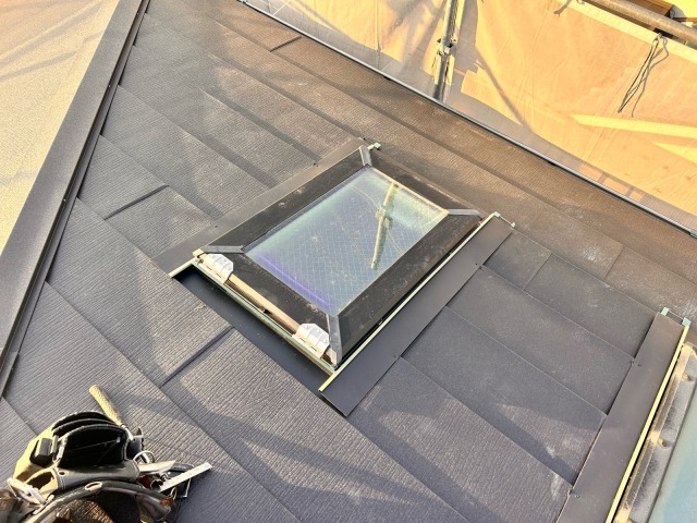 八尾市神宮寺の戸建て住宅 スーパーガルテクトのカバー工法 天窓周辺の板金処理仕上がりのクローズアップ