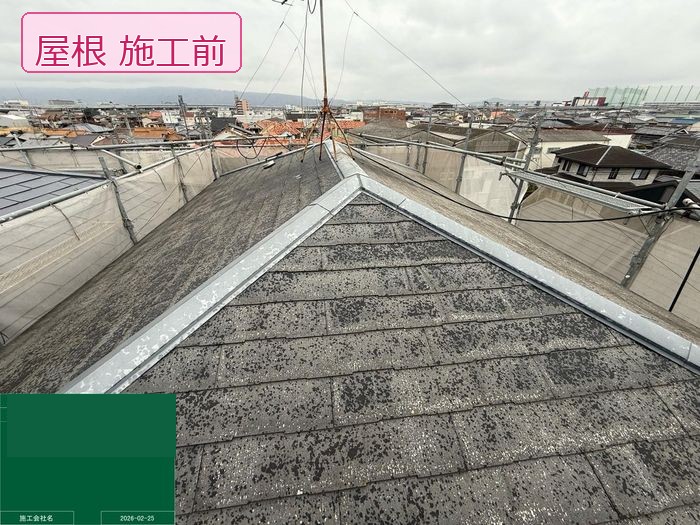 松原市別所 屋根塗装施工前・寄棟全景（退色・苔の繁殖）