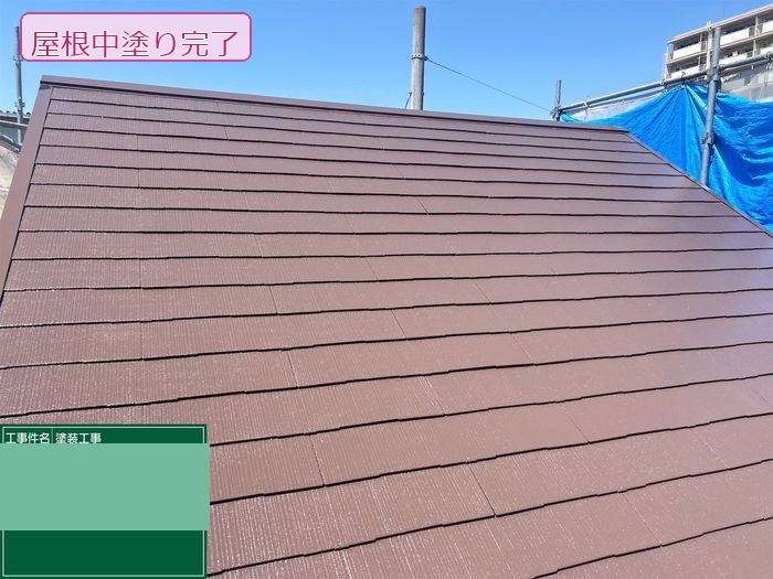 八尾市久宝寺のY様邸 スレート屋根の中塗り完了後の全景 チョコレートブラウン系に仕上がった切妻屋根