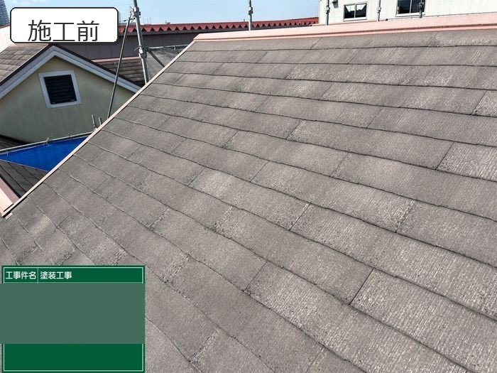 八尾市 スレート屋根の施工前全景・色褪せと苔の状態
