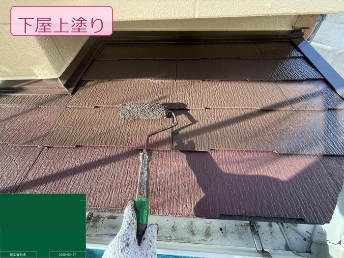 八尾市 下屋の上塗り作業中