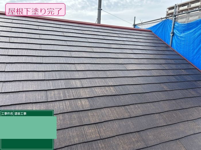八尾市久宝寺のY様邸 スレート屋根塗装の下塗り完了後の全景 棟板金も赤さび止め処理済み