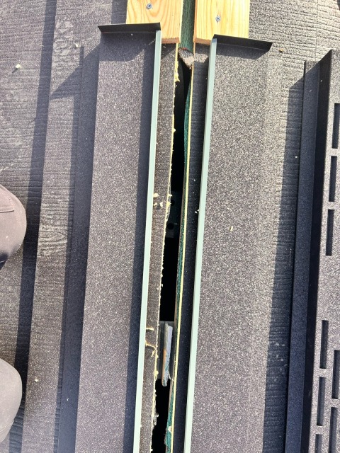 八尾市神宮寺の戸建て住宅 棟板金の内部構造クローズアップ 木製貫板に棟板金を取り付けた状態