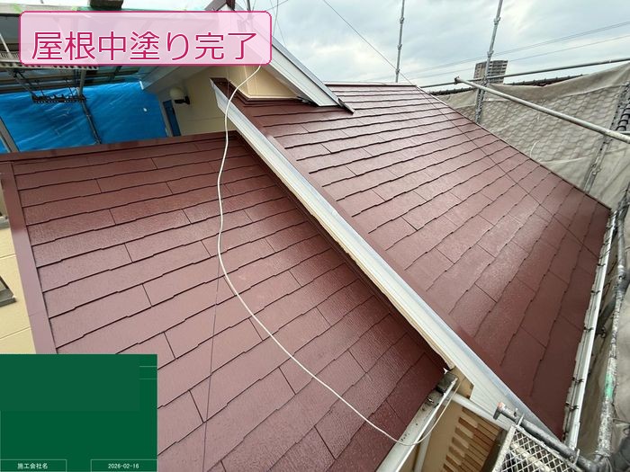 八尾市 スレート屋根の中塗り完了状態（上屋全体）