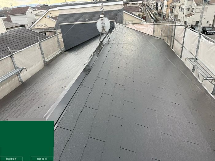 八尾市曙川東のT様邸 施工後のスレート屋根 ダークグレーに美しく仕上がった状態
