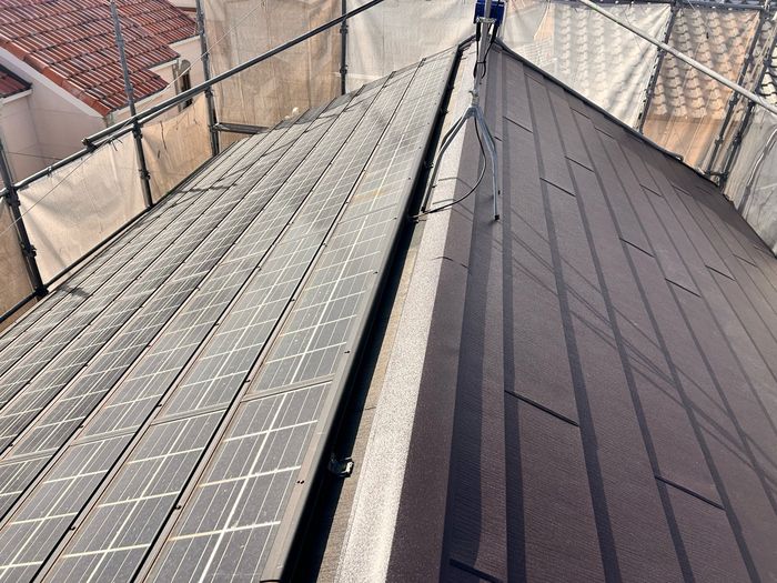 松原市別所Y様邸 スーパーガルテクト施工完了と太陽光パネル面の全景