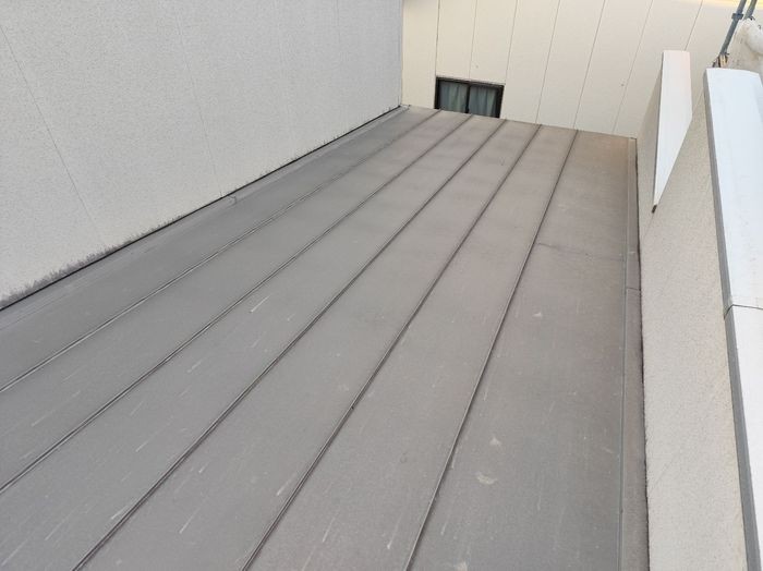 【八尾市太子堂】金属屋根の塗装前調査！色あせと塗膜劣化の現状レポート