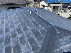 施工前の屋根全体の色が褪せ、傷みや経年劣化を感じるスレート屋根